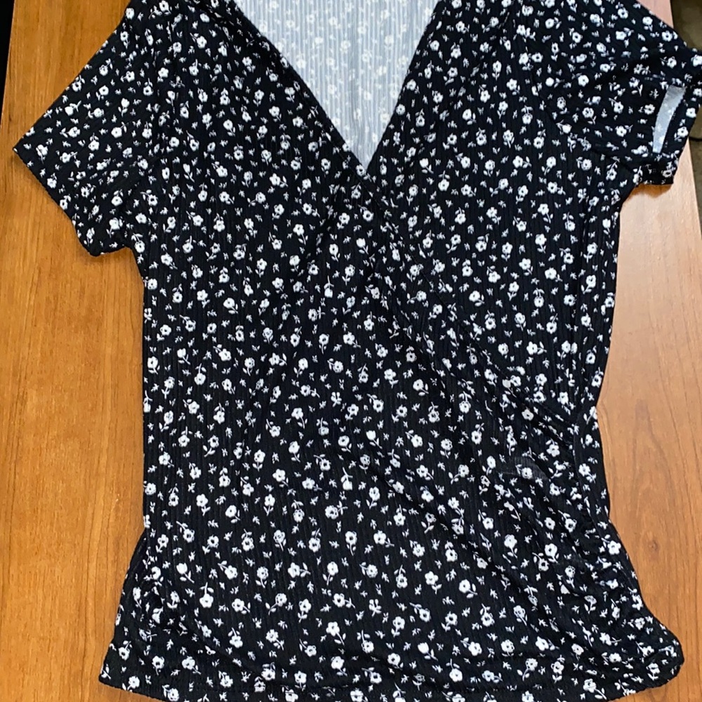 Black and white flower top